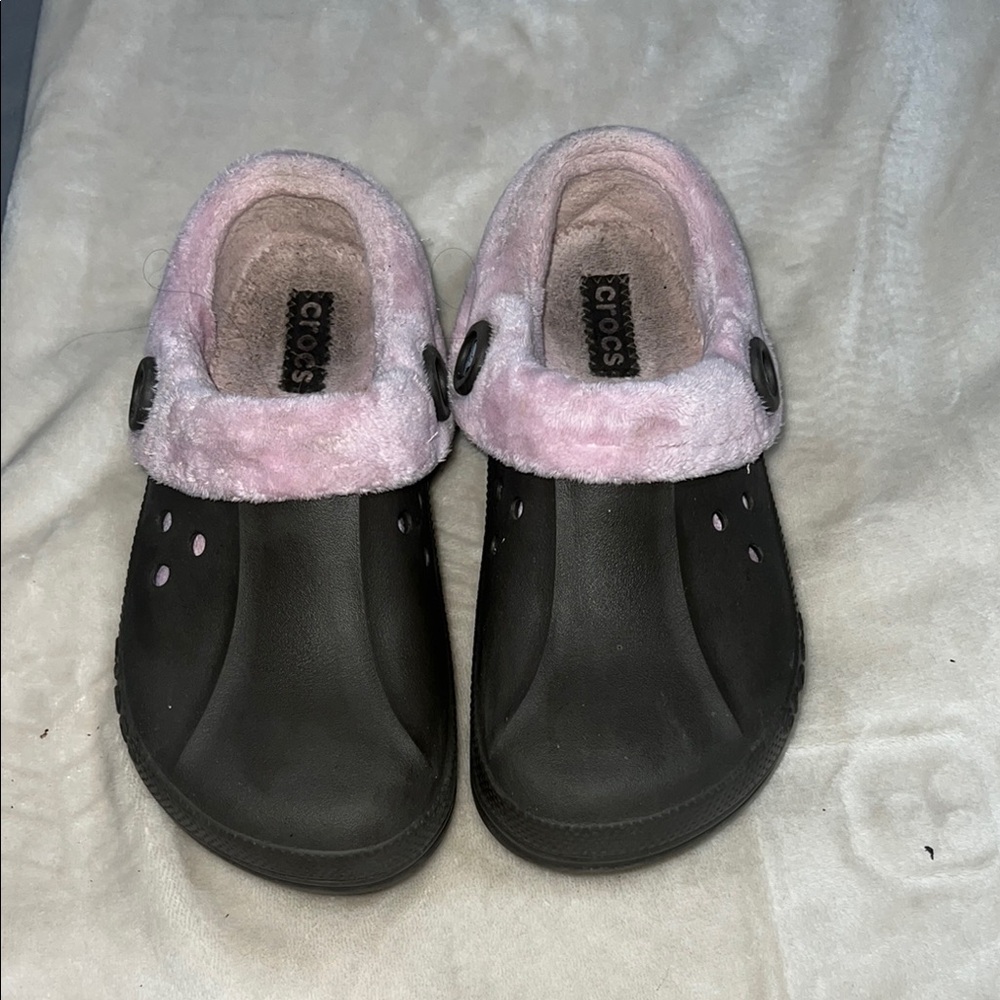 CROCS Women's Black and Pink Fuzzy Slippers